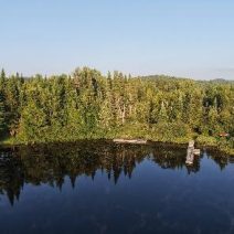 Lac paisible bordé de forêt dense avec quai, au projet Le Morgan à Saint-Adolphe-d'Howard