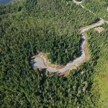 Vue aérienne d'un cours d'eau sinueux en forêt l'été, terrains du Morgan à Saint-Adolphe-d'Howard